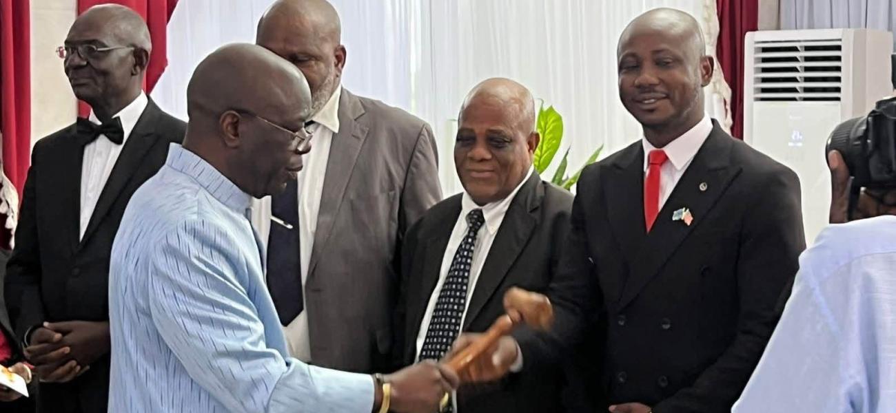 Chief Justice Yamie Quiqui Gbeisay administering odd of office